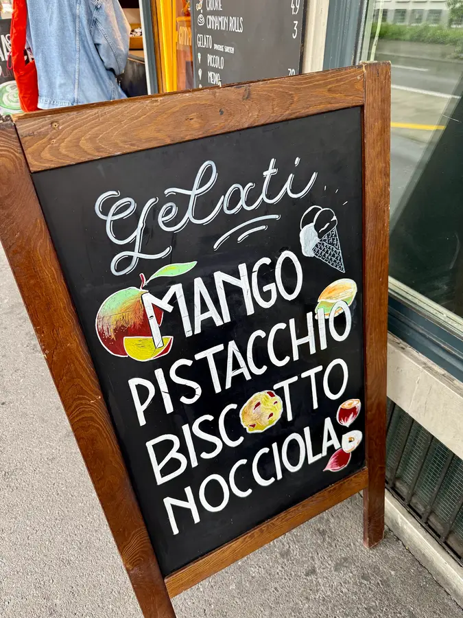 Kreidetafel „Gelati“ mit Mango, Pistacchio, Biscotto und Nocciola