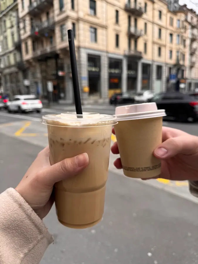 Iced Latte und Kaffee zum Mitnehmen an der Hirschmattstrasse