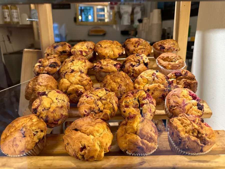 Muffins auf dem Holzbrett